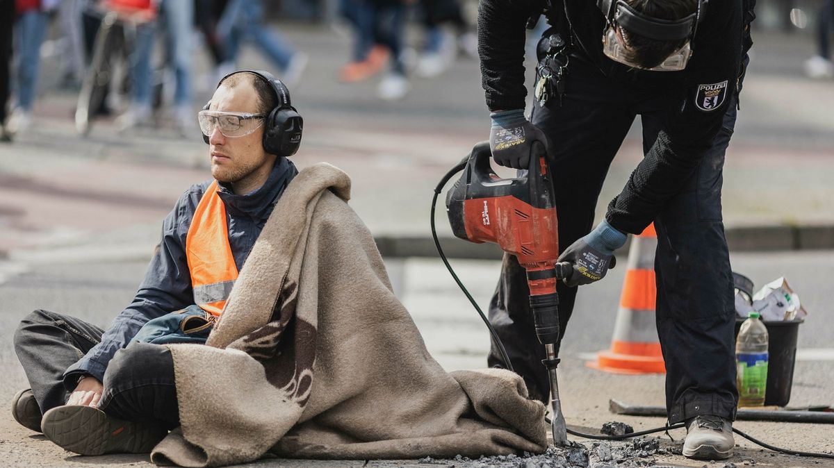 Fotky: Aktivisté blokovali Berlín. Policie je odřízla i s asfaltem